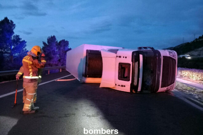 La AP-7 continua tallada a l’Hospitalet de l’Infant en sentit nord per un camió bolcat per la ventada