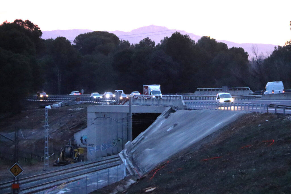 Reobre totalment la AP-7 en sentit sud després del tall per l’accident ferroviari de Gelida