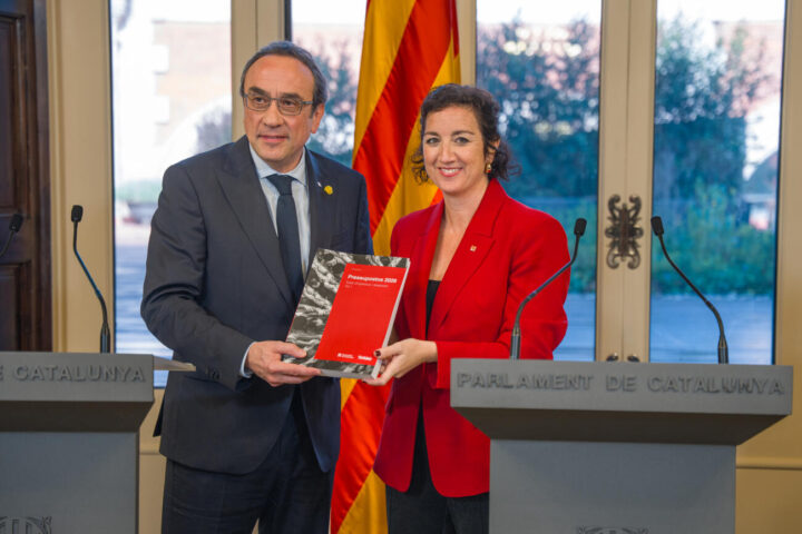 La consellera d'Economia, Alícia Romero, i el president del parlament, Josep Rull, lliurant els comptes a la cambra (fotografia: ACN).