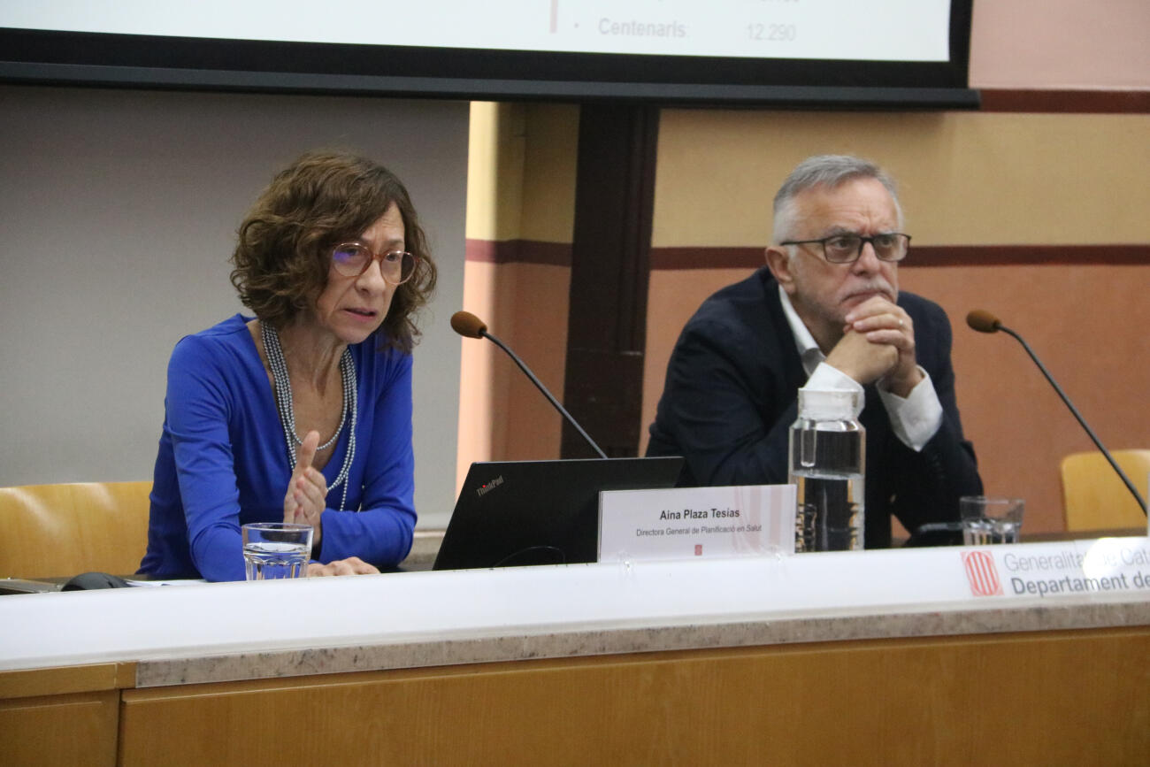 Aina Plaza, directora general de Planificació en Salut, amb el director de CAIROS, Javier del Castillo, en conferència de premsa (fotografia: ACN / Norma Vidal).