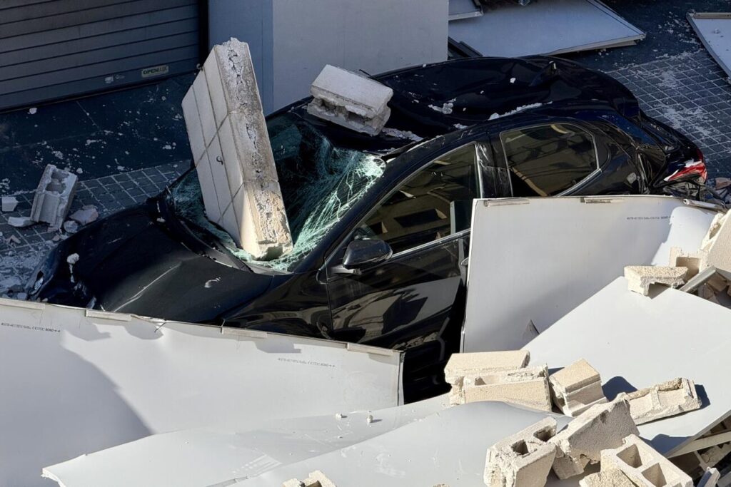 Una dona ferida a l’Hospitalet de Llobregat en caure-li part d’un edifici sobre el cotxe