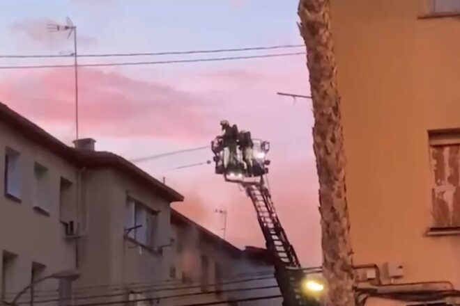 Desallotgen els veïns d’un edifici d’Alacant per un incendi que ha afectat uns quants habitatges