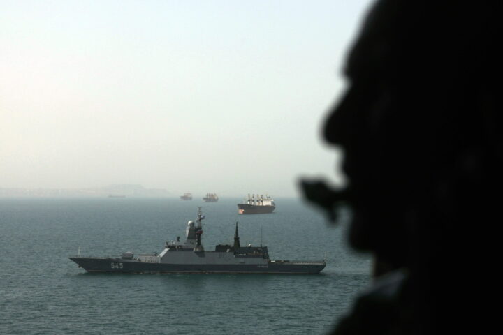 Naus russes i iranianes durant un exercici naval conjunt a l'estret d'Ormuz, dijous (fotografia: Gabinet de premsa de l'exèrcit de l'Iran/Efe).