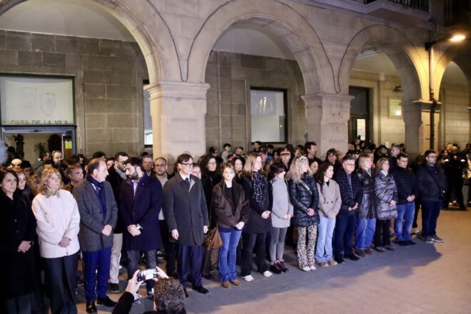 Mig miler de persones expressen el condol per la mort de cinc adolescents en l’incendi de Manlleu