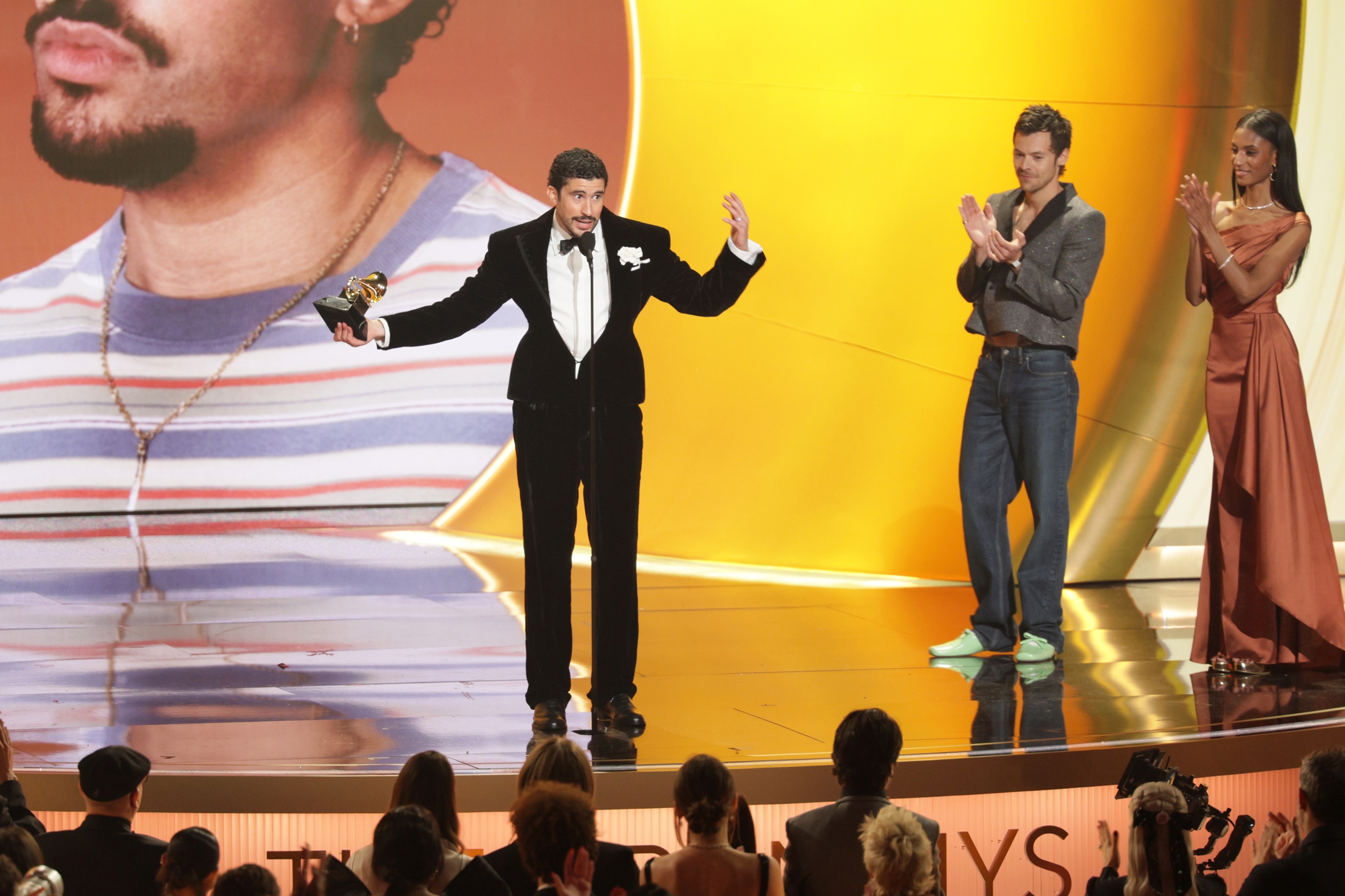 Bad Bunny, recollint un dels guardons que s'ha emportat en la 68a edició dels Grammy (fotografia: EFE / Chris Torres.)