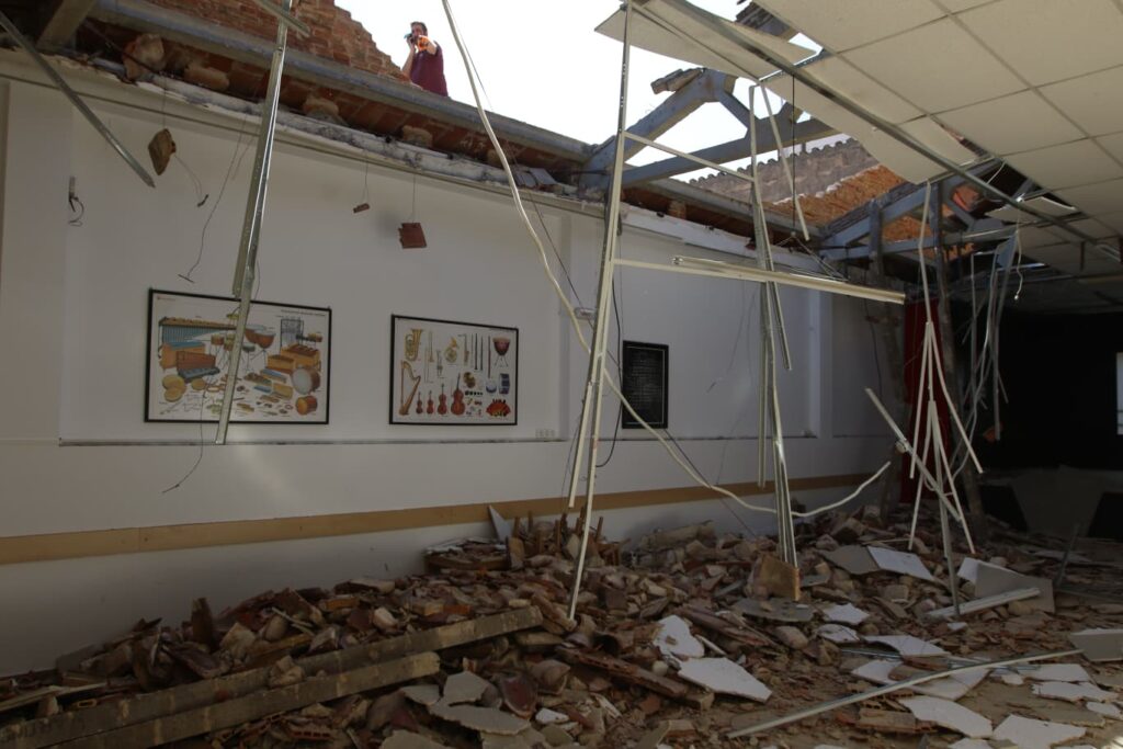 El vent esfondra el sostre d’una escola de música de Barcelona