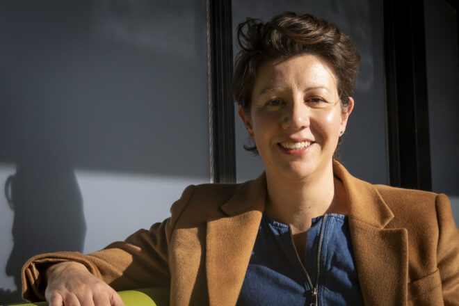 Claire Lynch: “Es pensaven que, si no es parlava d’homosexualitat, acabaria desapareixent”