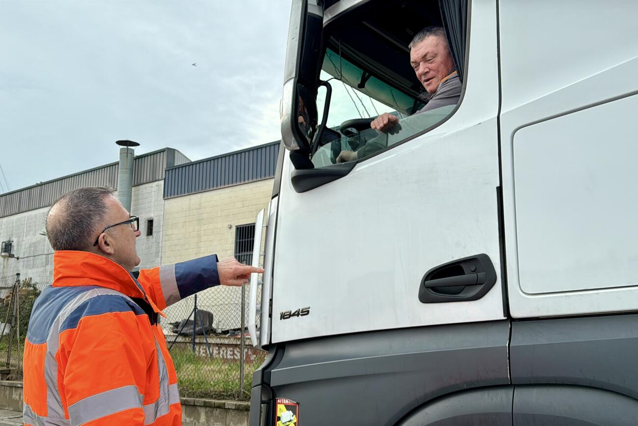 L'administrador de l'empresa de logística Coma y Ribas, Ramon Margalef, parla amb un camioner a la base logística de Santa Perpètua de Mogoda (fotografia: ACN / Albert Segura).
