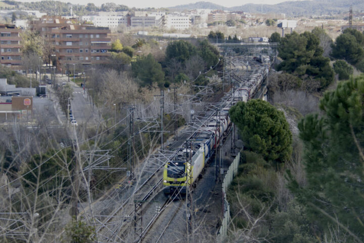 Un tren de mercaderies abans d'entrar al túnel de Rubí (fotografia: ACN).