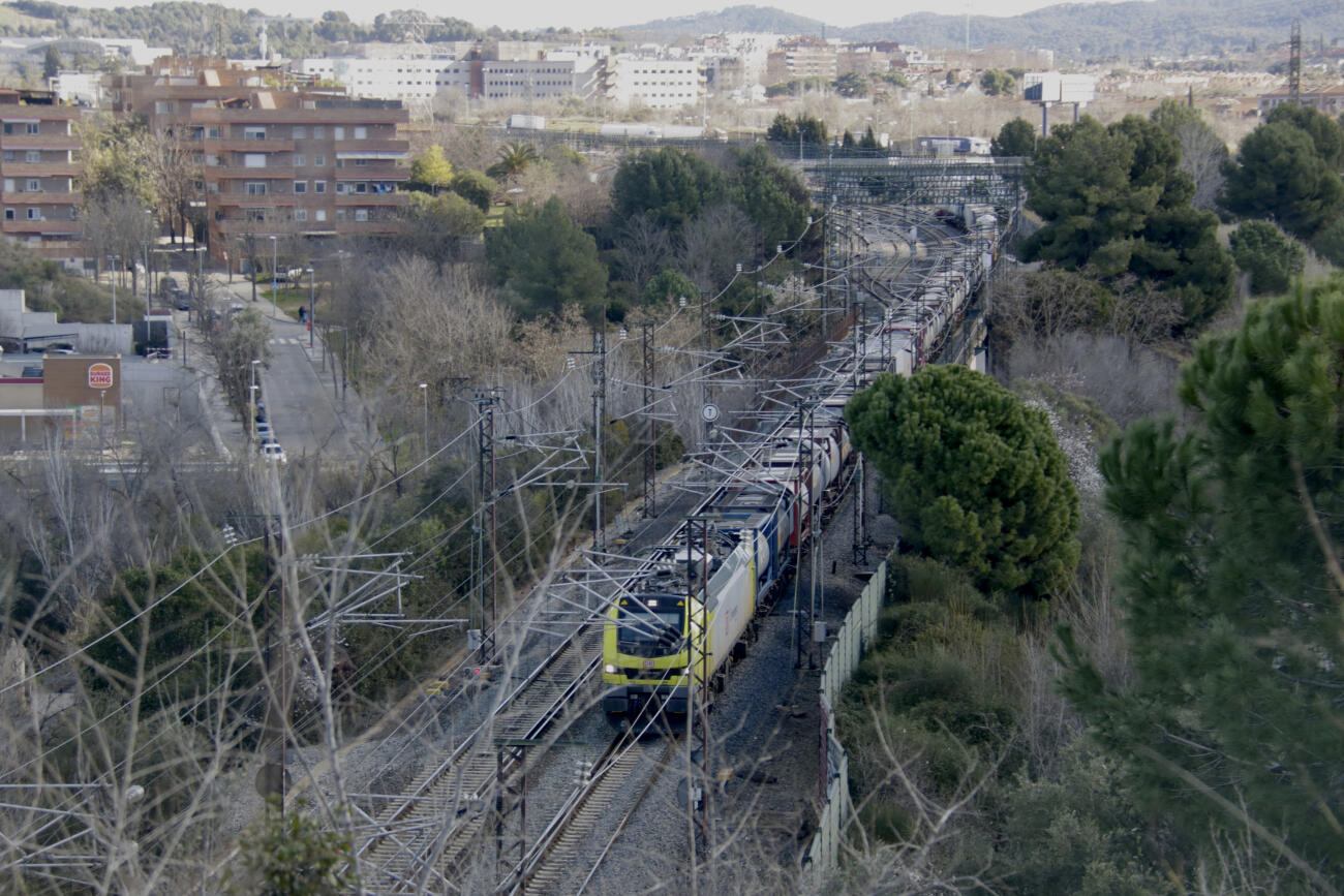 Un tren de mercaderies abans d'entrar al túnel de Rubí (fotografia: ACN).