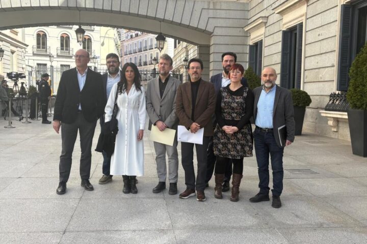 Representamts de Junts, Sumar, ERC, PNB, Bildu, Podem, Compromís i BNG al congrés espanyol després de presentar la proposició de llei.