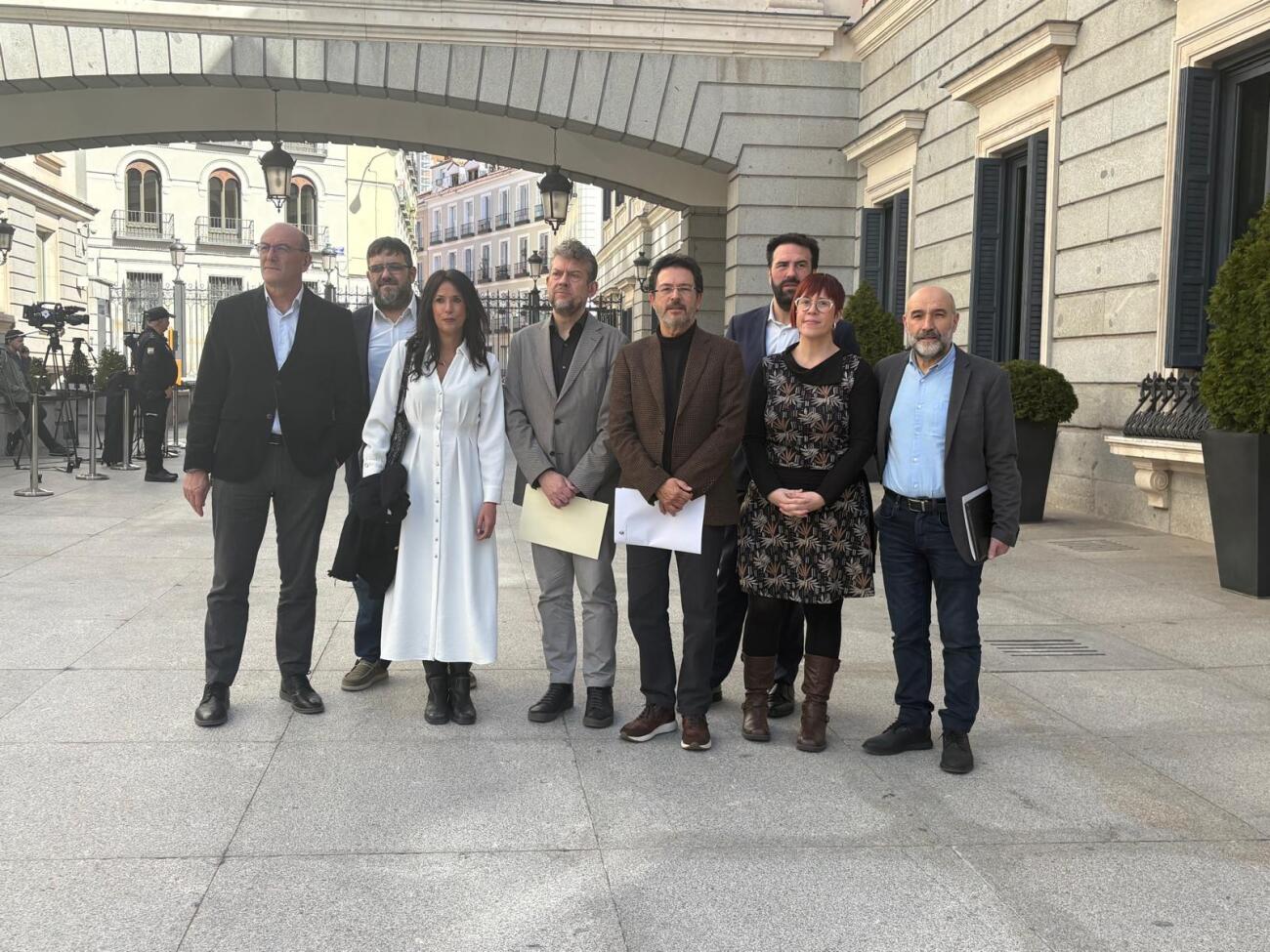 Representamts de Junts, Sumar, ERC, PNB, Bildu, Podem, Compromís i BNG al congrés espanyol després de presentar la proposició de llei.