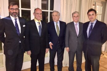 Jaume Duch, lluint l’encomienda' de la Reial Orde d’Isabel la Catòlica, el 19 de març del 2018, al costat del president del Parlament Europeu, Antonio Tajani, i del ministre d’Afers Estrangers espanyol, Alfonso Dastis.