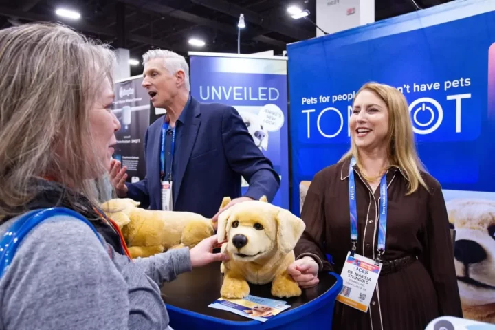 Un animal de companyia amb IA en una de les parades de la CES, la convenció de tecnologia de Las Vegas, aquest gener (fotografia: Luis Chacon/Efe).