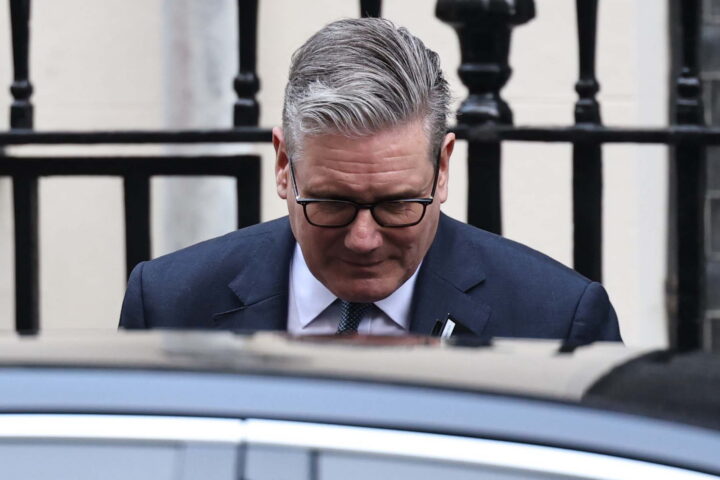 El primer ministre britànic i cap dels laboristes, Keir Starmer, al número 10 del carrer Downing de Londres, abans-d'ahir (fotografia: Neil Hall/Efe).