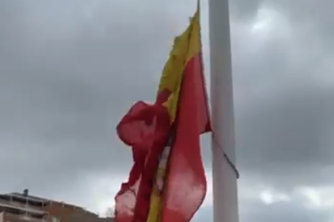 La gran bandera espanyola de plaça de Colon de Madrid s’esquinça i cau en ple acte d’hissada
