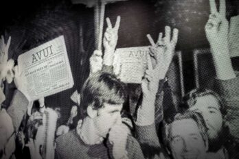 Els primers exemplars del diari, als carrers de Barcelona.