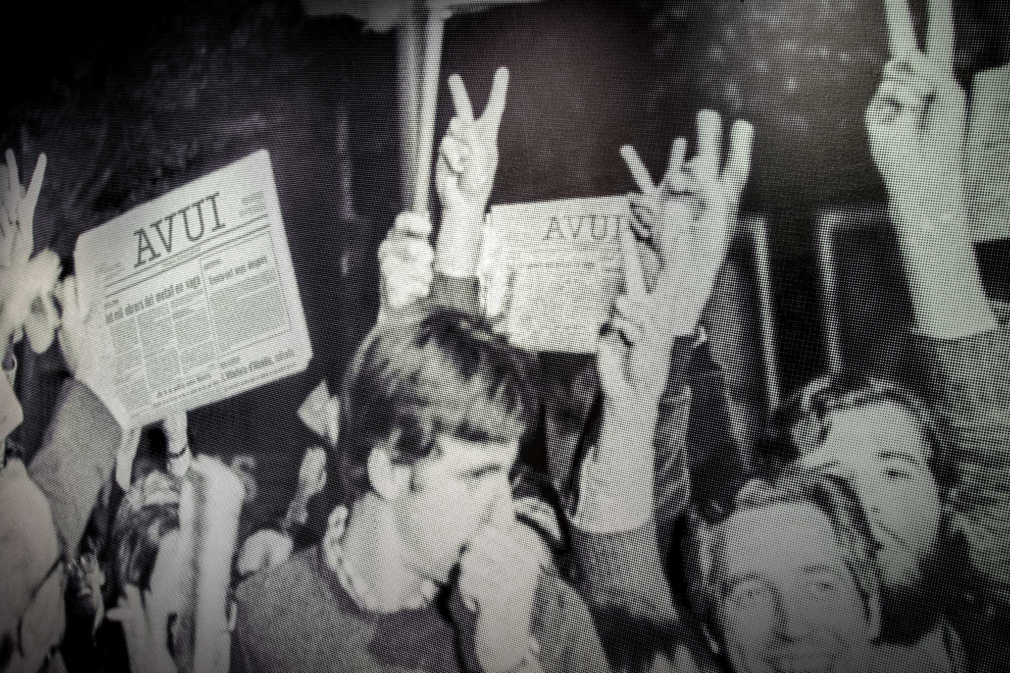 Els primers exemplars del diari, als carrers de Barcelona.