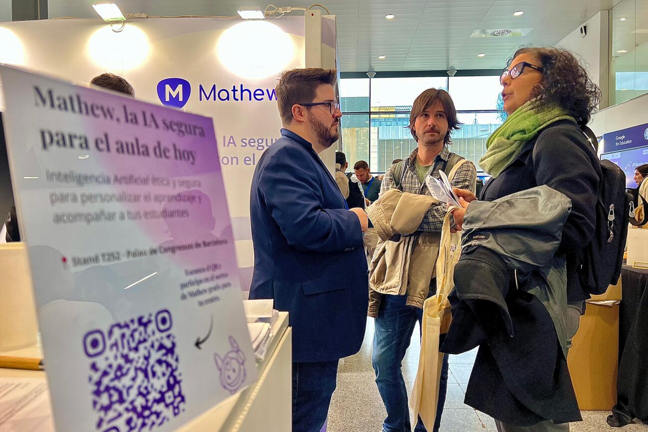 Alan Fuster, CEO i fundador de Mathew, conversant amb docents a l'EdTech Congress Barcelona (fotografia: ACN / Norma Vidal).