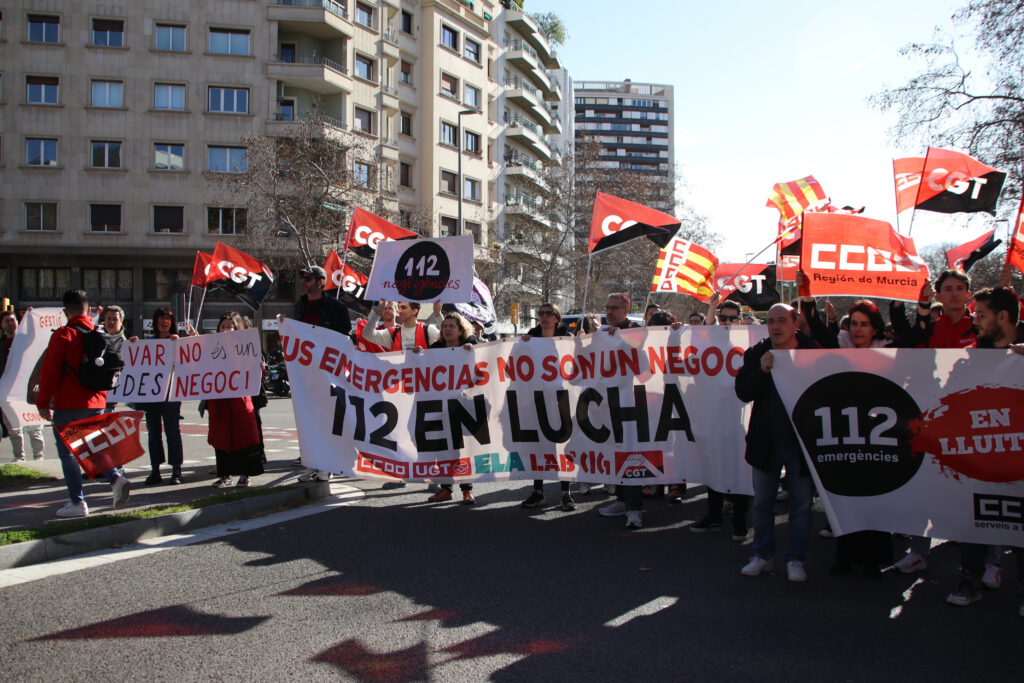 Els treballadors del 112 reclamen la gestió pública del servei davant el Departament d’Interior