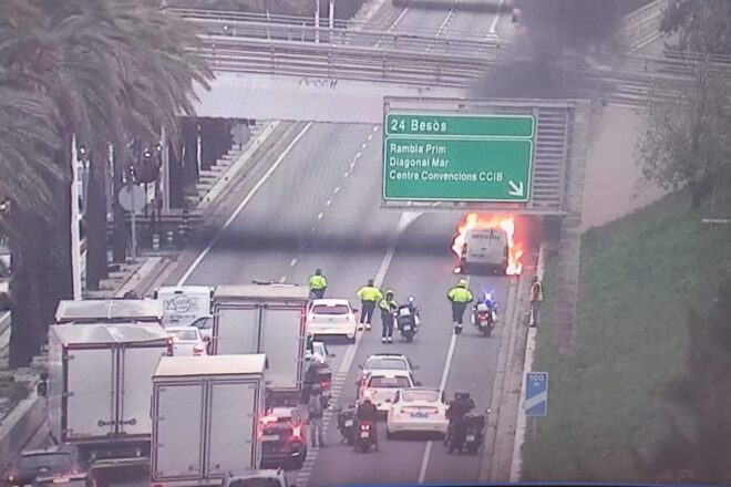 L’incendi d’una furgoneta talla parcialment la Ronda Litoral i causa retencions importants