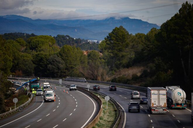 Tornen a tallar la AP-7 entre Martorell i Gelida perquè dos autocars no n’han respectat les limitacions de circulació