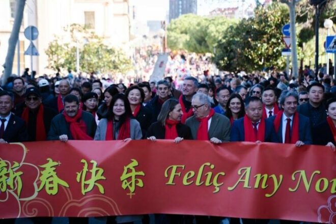 Barcelona celebra l’any nou xinès amb una desfilada multitudinària a l’Eixample