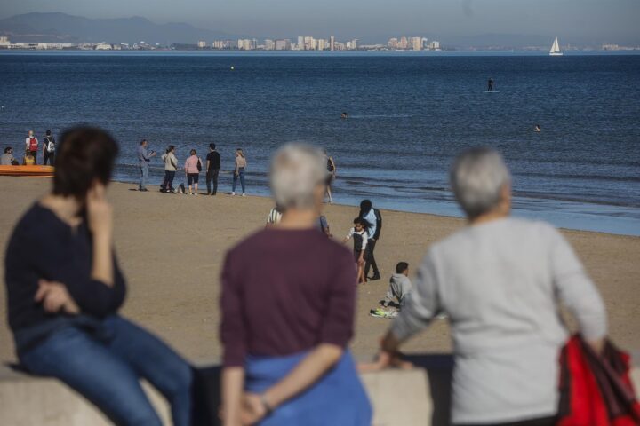 Fotografia d’arxiu: Diverses persones gaudeixen del bon oratge a la platja.