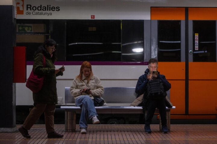 Passatgers a l’estació de Fabra i Puig, el 26 de gener de 2026, a Barcelona.