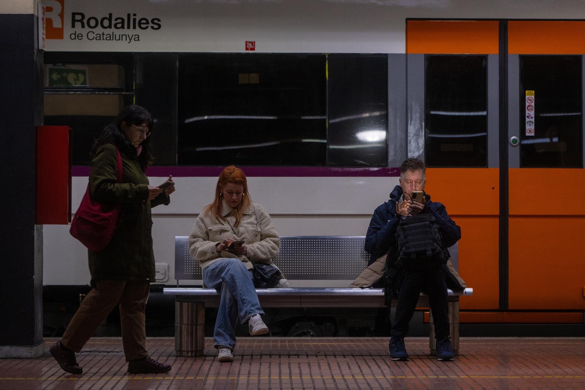 Passatgers a l’estació de Fabra i Puig, el 26 de gener de 2026, a Barcelona.