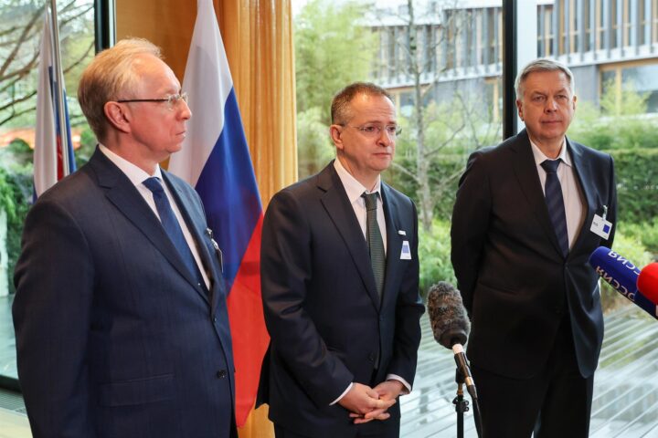 La delegació russa en les negociacions ofereix declaracions a l'Hotel Intercontinental de Suïssa (fotografia: Europa Press / Alexander Ryumin).