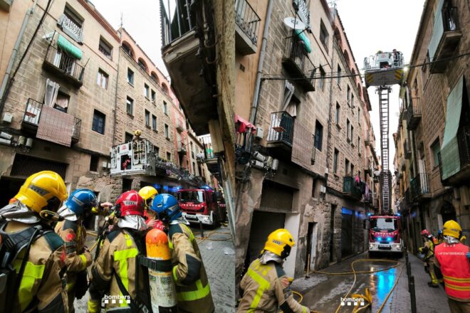 S’esfondra parcialment l’edifici incendiat a Manresa i en desallotgen els veïns