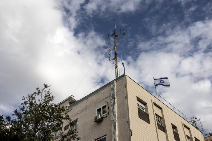 Bandera israeliana a les oficines de Galatz a Jaffa (fotografia: Heidi Levine/The Washington Post).
