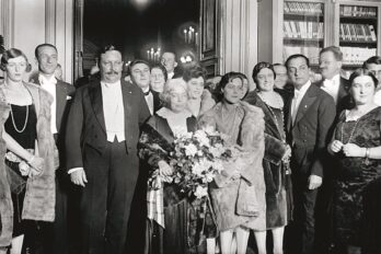 L’escriptora sarda Grazia Deledda rebent el premi Nobel de literatura, 1926.