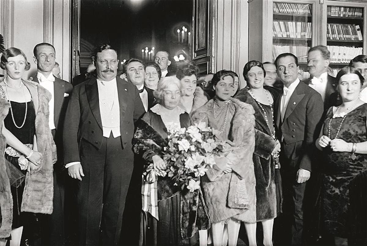 L’escriptora sarda Grazia Deledda rebent el premi Nobel de literatura, 1926.