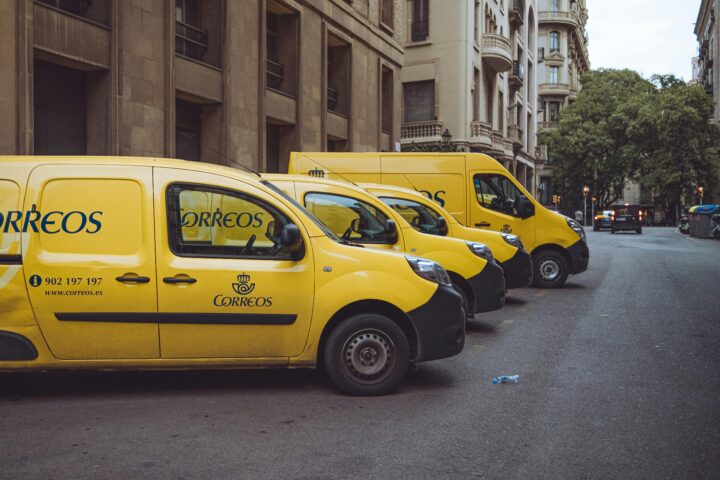 Furgonetes de Correos (fotografia: Ramon Linares).