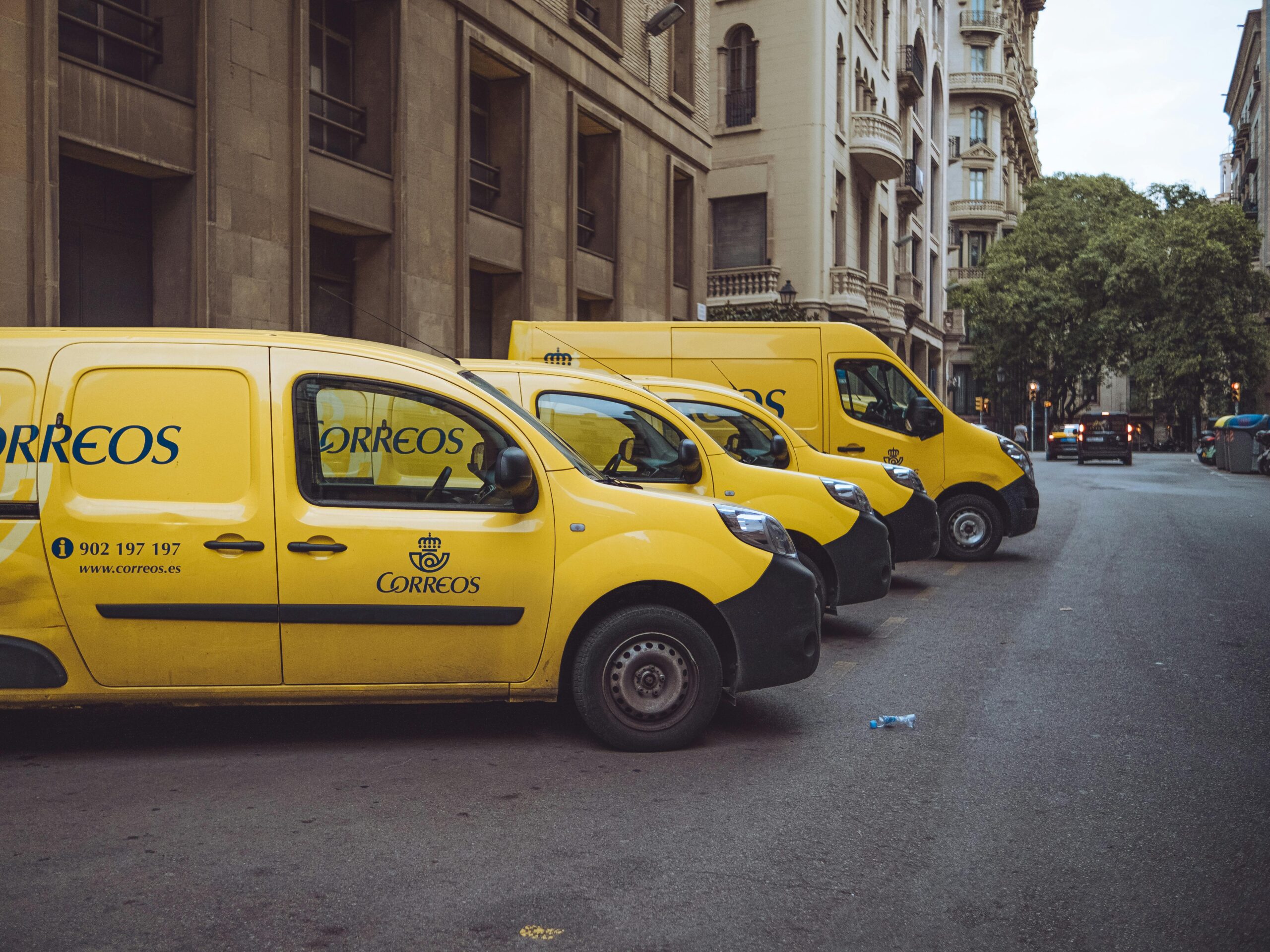 Furgonetes de Correos (fotografia: Ramon Linares).