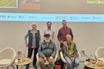 Drets: Dolors Udina, Carles Dachs i Pau Vidal. Asseguts: Ramon Monton i Xavier Pàmies (fotografia cedida per PEN Català).