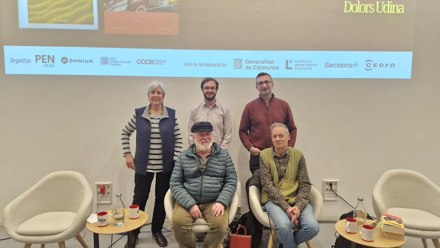 Drets: Dolors Udina, Carles Dachs i Pau Vidal. Asseguts: Ramon Monton i Xavier Pàmies (fotografia cedida per PEN Català).