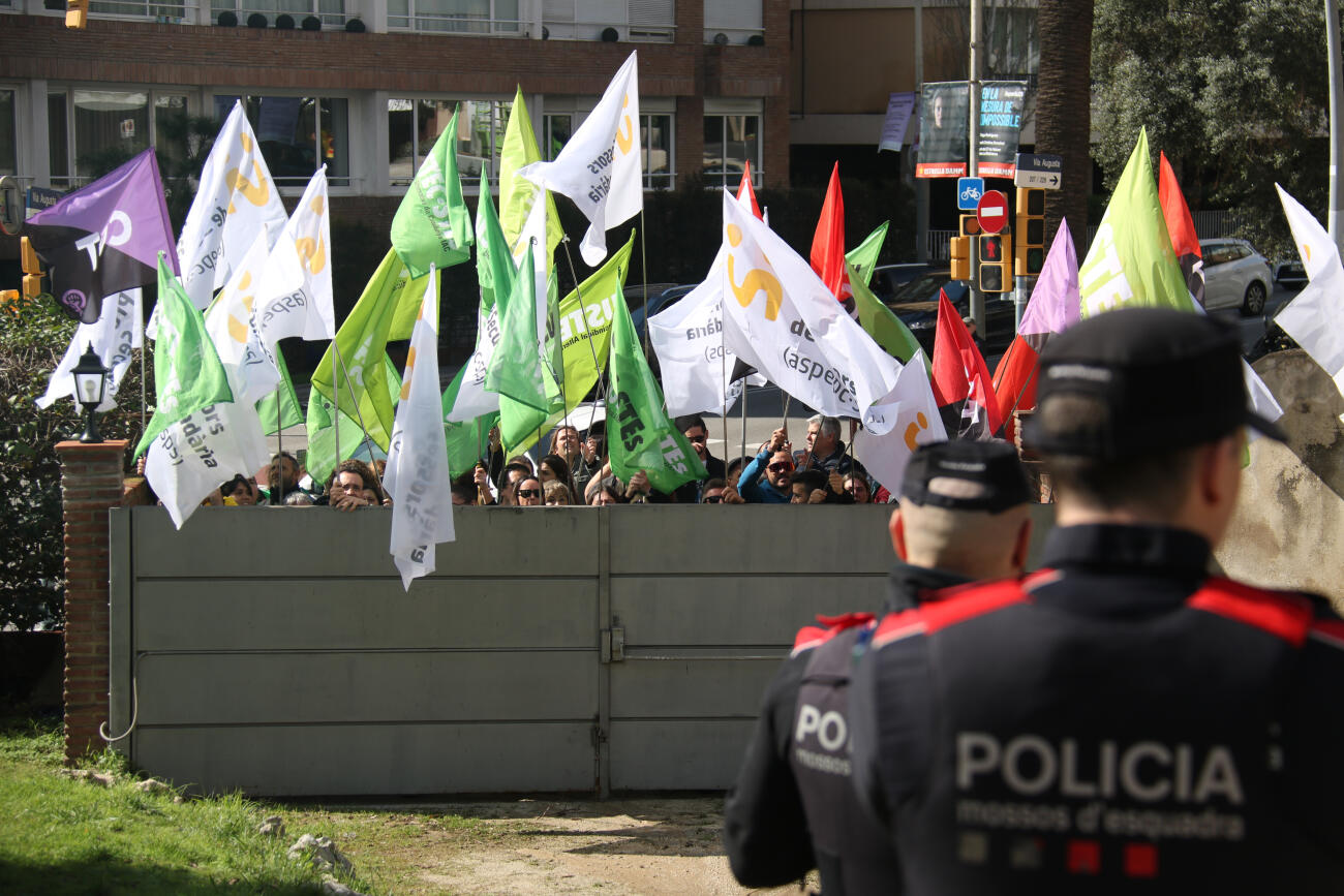 Protestes d'USTEC, CGT i Professors de Secundària davant del departament d'Ensenyament (fotografia: ACN / Bernat Vilaró).