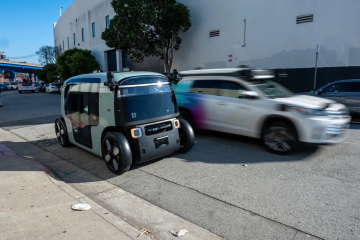 Un 'robotaxi' de Zoox (esquerra) a San Francisco, l'any 2024 (fotografia: David Paul Morris/Bloomberg).