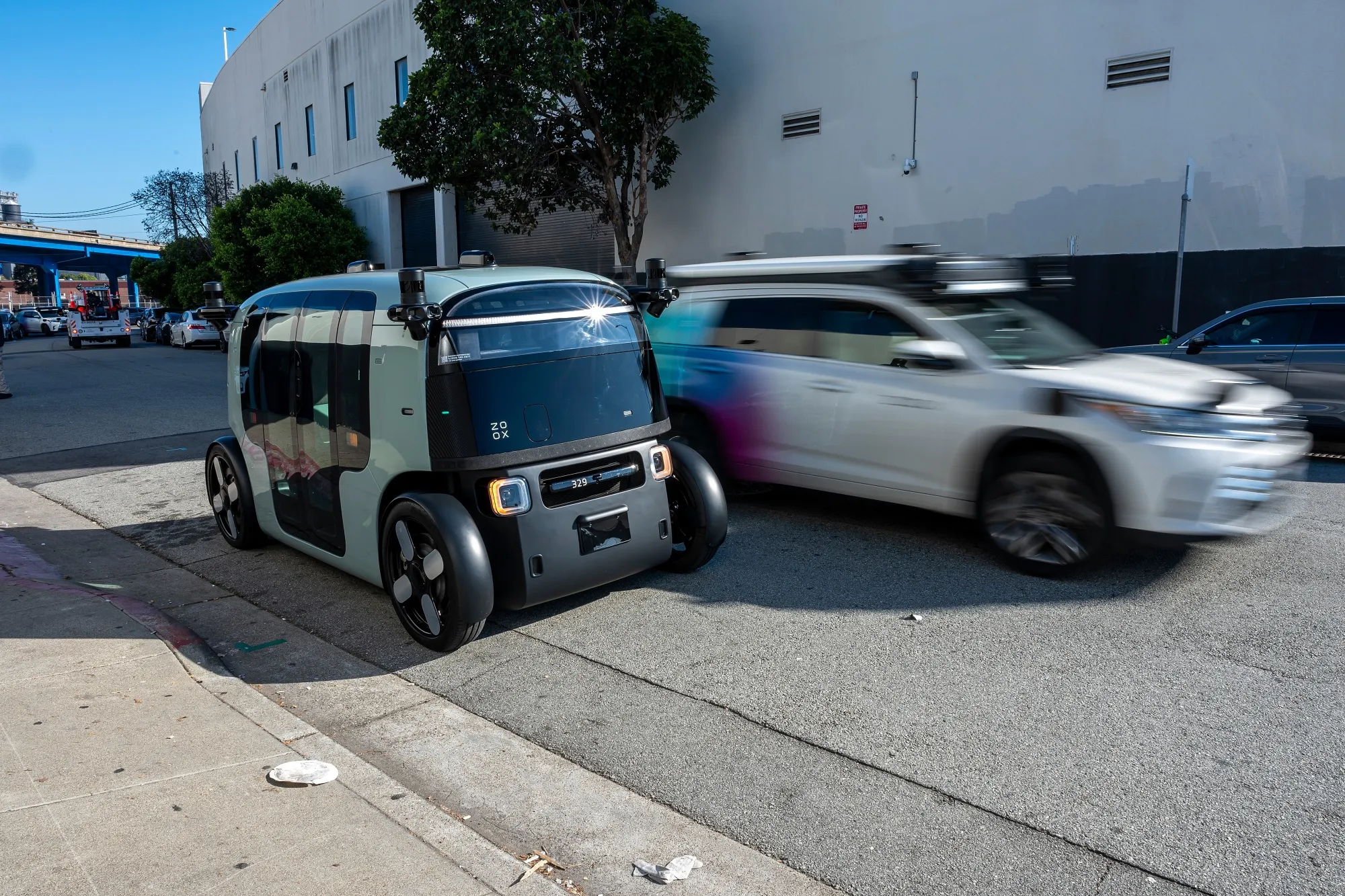 Un 'robotaxi' de Zoox (esquerra) a San Francisco, l'any 2024 (fotografia: David Paul Morris/Bloomberg).
