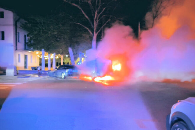 Detingut un home de 80 anys per incendiar tres vehicles a Roquetes