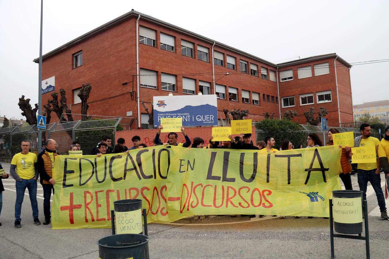 La protesta dels professors amb la pancarta (fotografia: ACN / Nia Escolà).