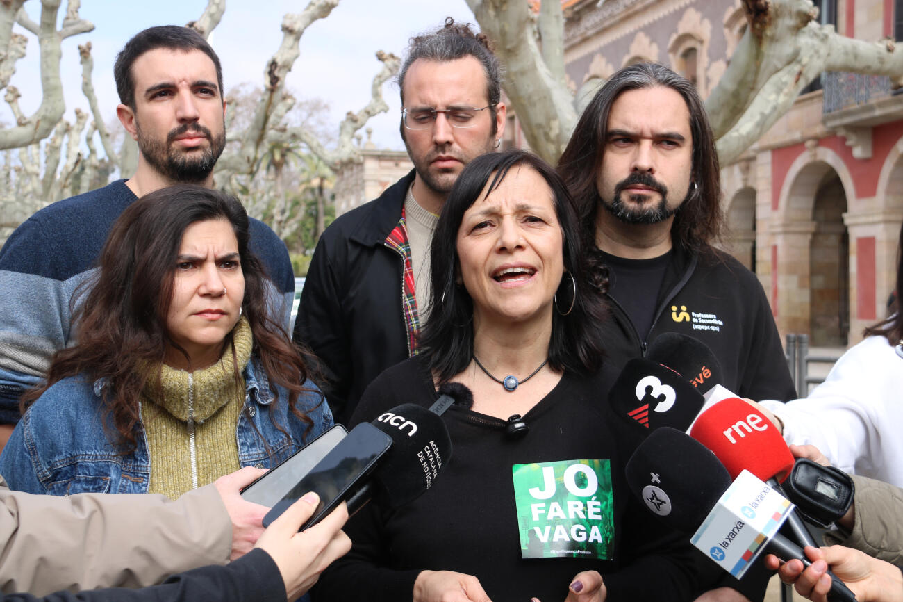 La portaveu d'USTEC, Iolanda Segura, atenent els mitjans de comunicació amb la resta de portaveus sindicals (fotografia: ACN / María Belmez).
