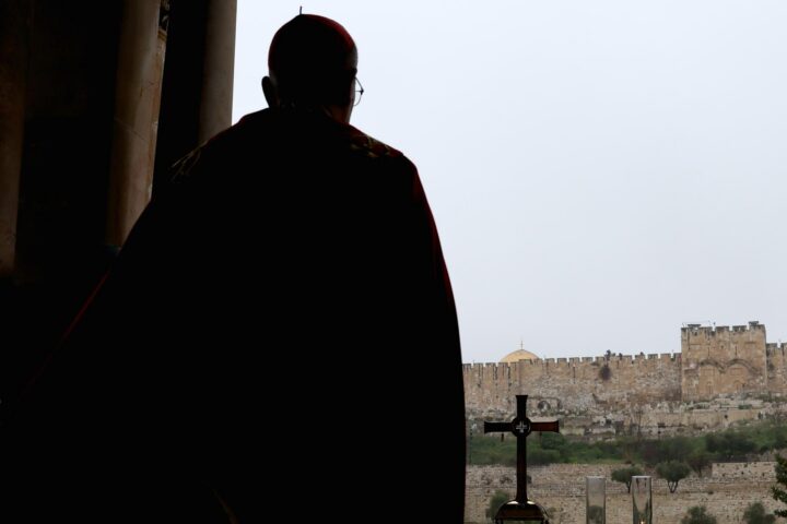 El patriarca llatí observa, ahir, la ciutat vella de Jesusalem des de Getsemaní, on va celebrar la missa que el govern israelià li va impedir de fer al Sant Sepulcre (fotografia: Ammar Awad).