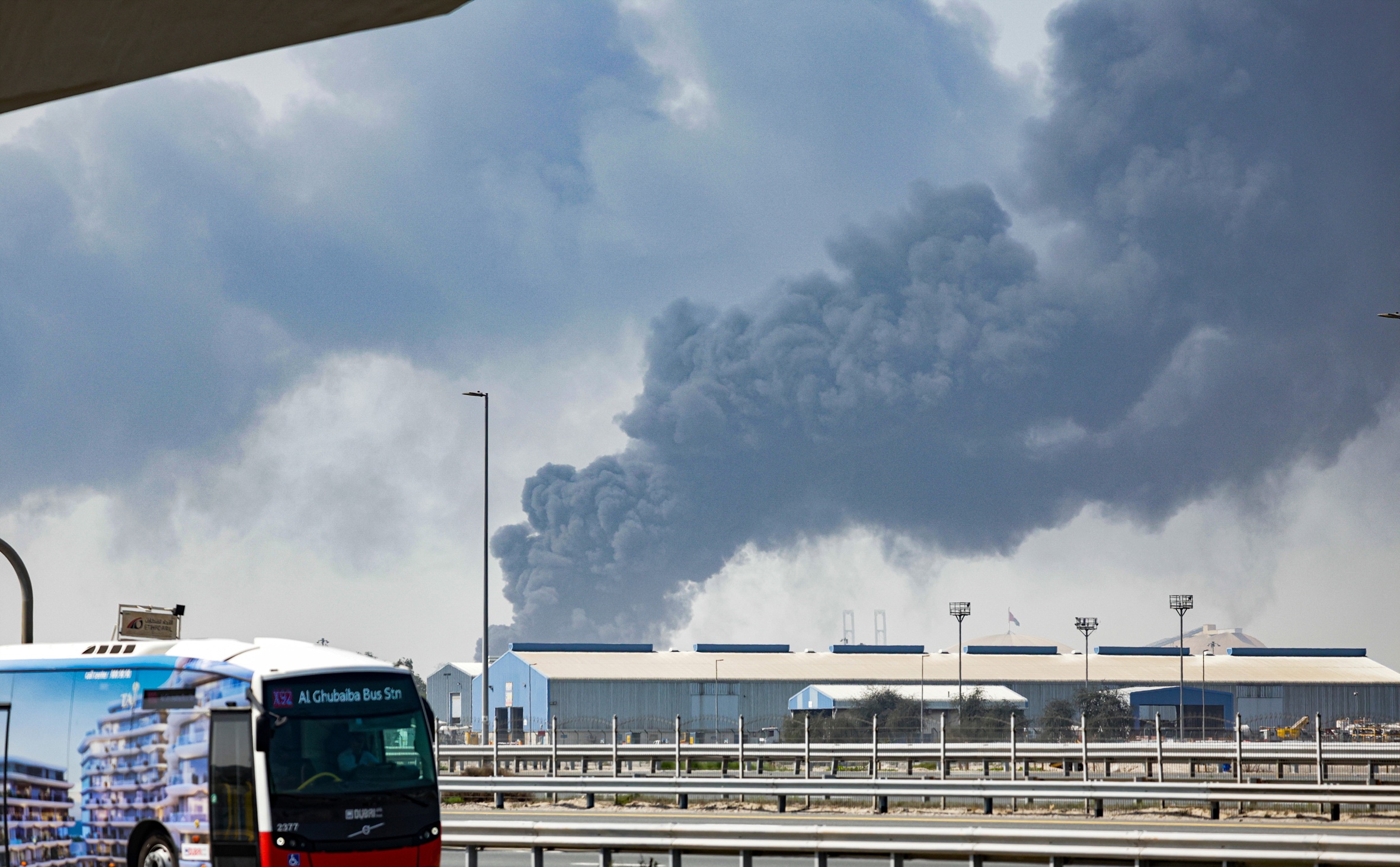 Fum que surt del port Jebel Ali de Dubai, als EAU, després d'un intent d'atac iranià, abans-d'ahir (fotografia: Stringer/Efe).
