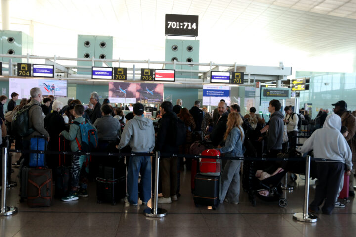 Passetgers a l'aeroport del Prat (fotografia: ACN).