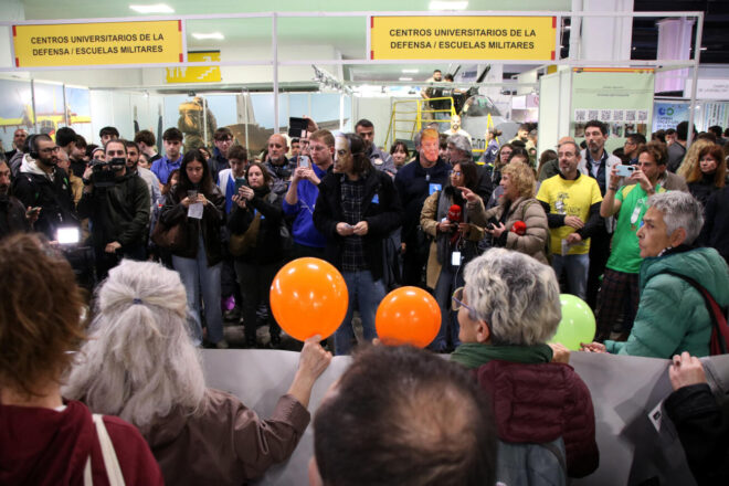 “Les armes no eduquen, maten”: protesta contra la presència de l’exèrcit espanyol al Saló de l’Ensenyament