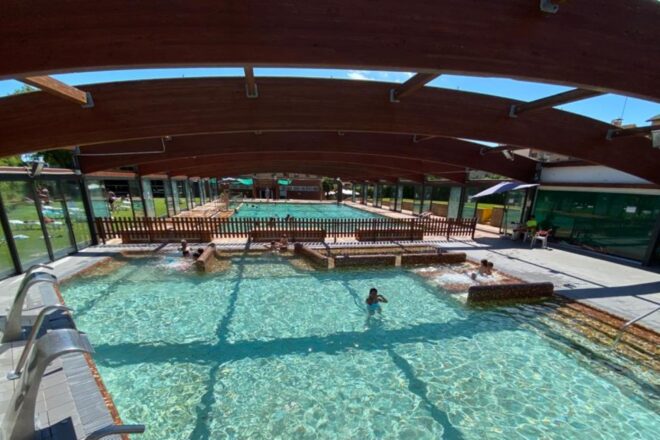 Una reacció química a la piscina municipal de Rubí afecta una trentena de persones i obliga a desallotjar el recinte